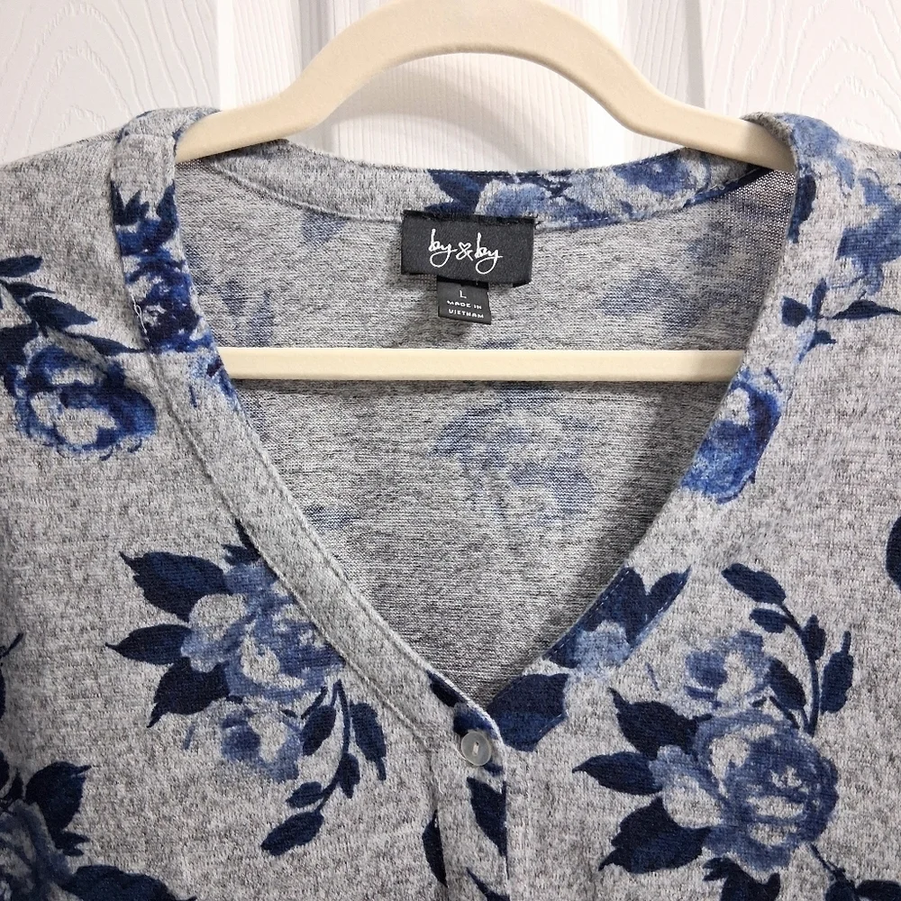 By & By Sweater Blue Roses Gray Background Size Large
